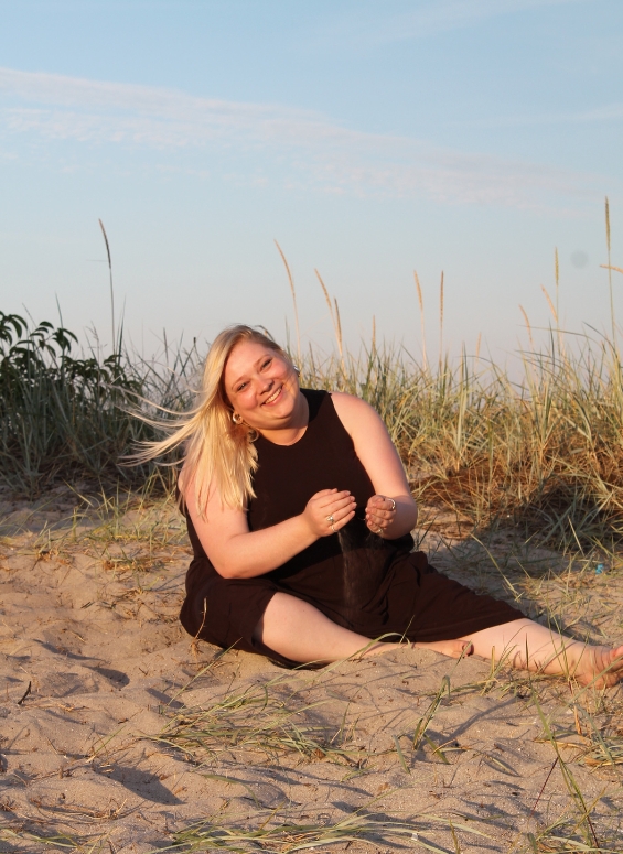 Jeg sidder på en strand og smiler