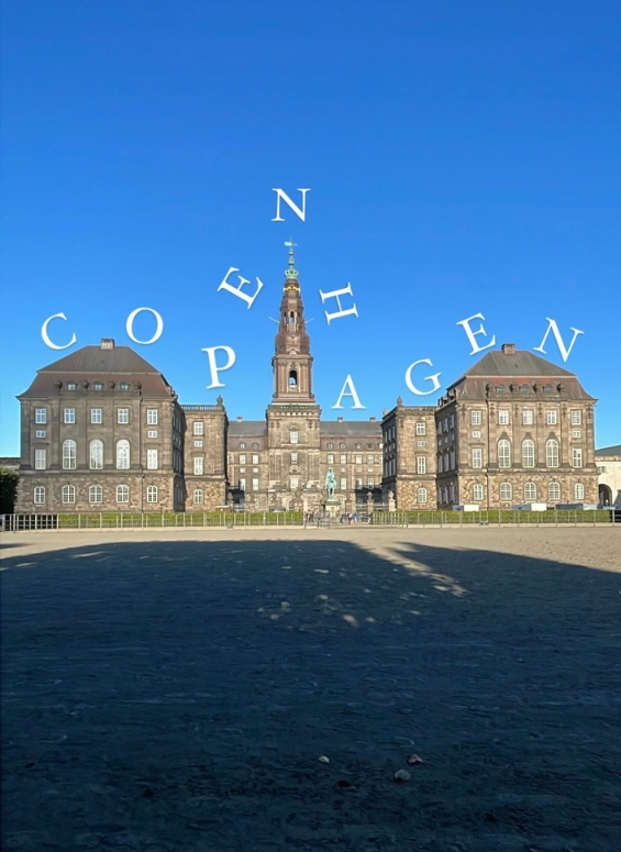 Christiansborg med Copenhage skrevet dekorativt rundt om bygningen.